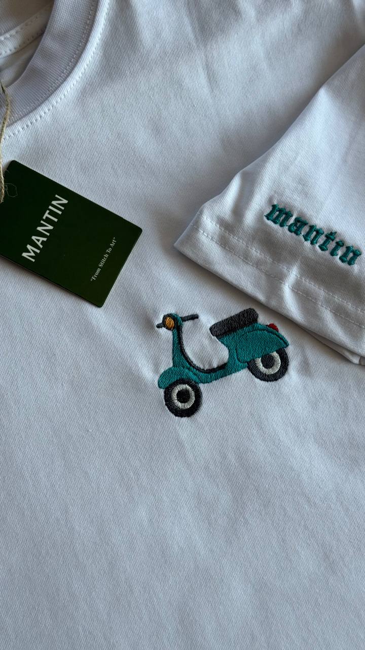 “Mantın beyaz tişört, retro vespa deseni”
